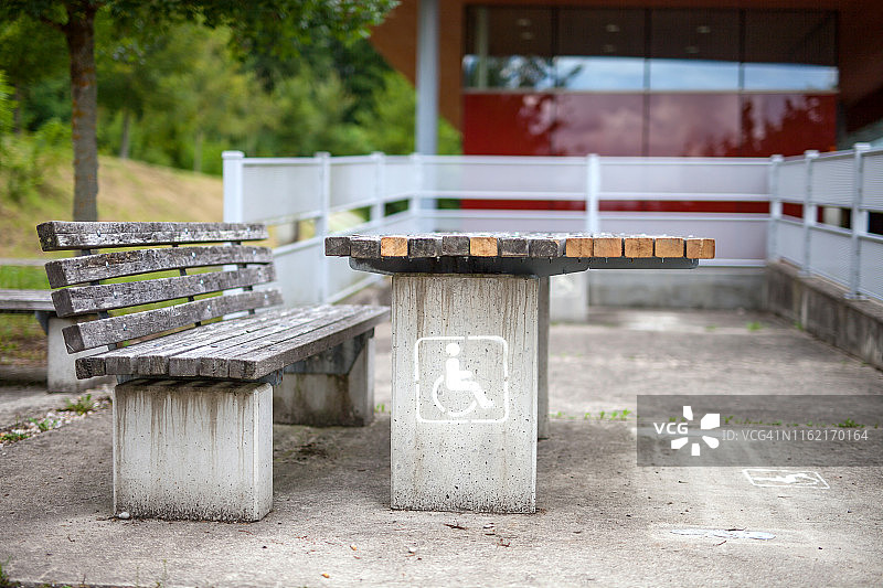配备残疾人野餐点的汽车休息站图片素材