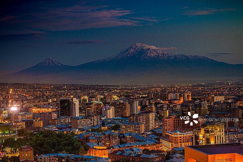 从埃里温阶梯瀑布看到的阿拉拉特山，亚美尼亚图片素材
