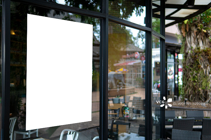 橱窗玻璃上的空白banner模板，咖啡厅和餐厅促销展示样机图片素材
