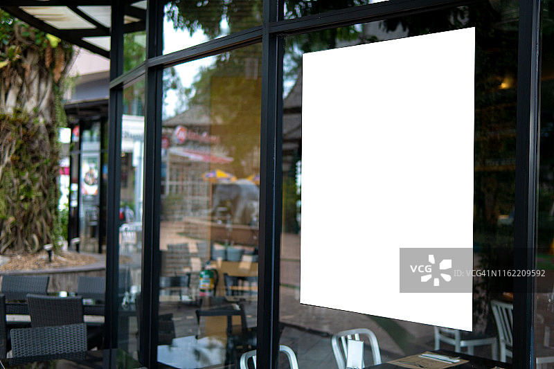橱窗玻璃上的空白banner模板，咖啡厅和餐厅促销展示样机图片素材
