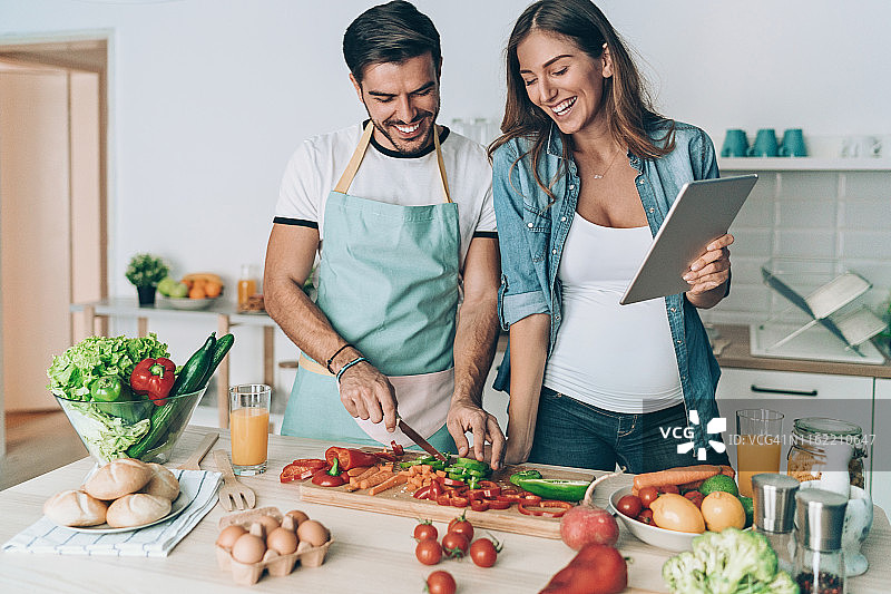 年轻家庭一起烹饪图片素材