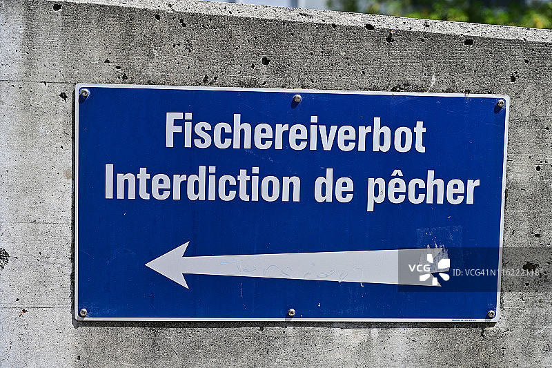 瑞士比尔市中心禁止钓鱼标志特写图片素材