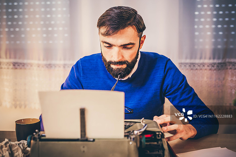 用复古打字机写作的时尚人士图片素材