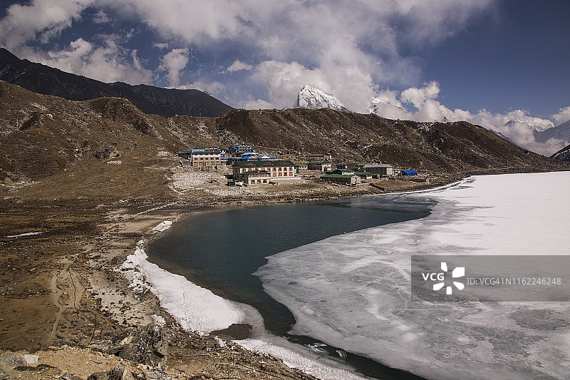 从珠穆朗玛峰 Gokyo Ri 眺望 Gokyo 村，尼泊尔 Gokyo 徒步图片素材