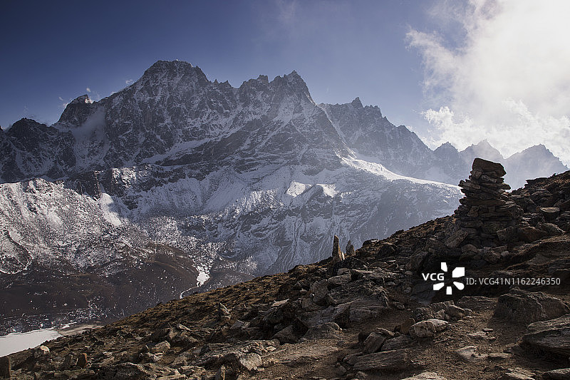 从尼泊尔Gokyo Ri眺望珠穆朗玛峰大本营图片素材