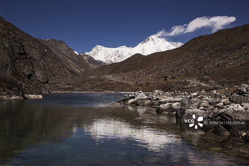 从Gokyo徒步到珠穆朗玛峰大本营途中，Gokyo第二湖中卓奥友峰的倒影，尼泊尔图片素材