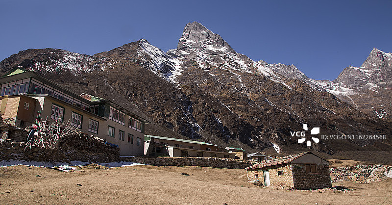被喜马拉雅山环绕的多勒村，经由Gokyo徒步前往珠穆朗玛峰大本营，尼泊尔图片素材
