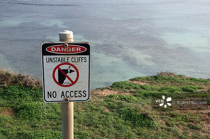 “危险：悬崖不稳定，禁止入内”标志图片素材