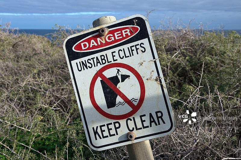 “危险：悬崖不稳定，请勿靠近”标志图片素材