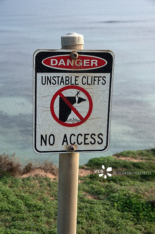 “危险：悬崖不稳定，禁止入内”标志图片素材