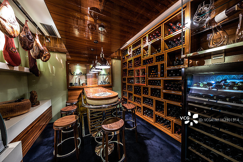 豪华游艇主题餐厅酒窖内的温湿度调节品鉴室图片素材