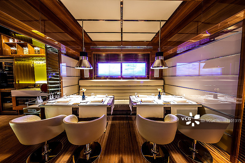 现代高级餐厅中彼此相邻的两张桌子图片素材