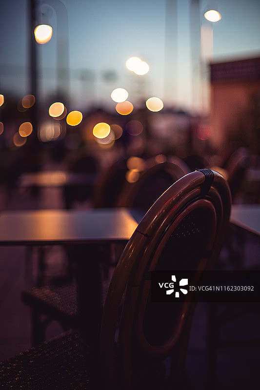黎明时分餐厅户外区域的空座位图片素材