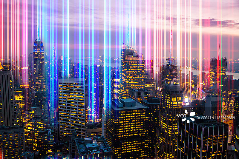 黄昏时分曼哈顿的彩色灯光图片素材
