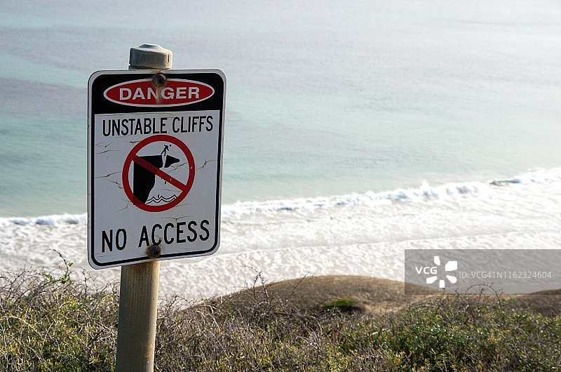 “危险：悬崖不稳定，禁止入内”标志图片素材