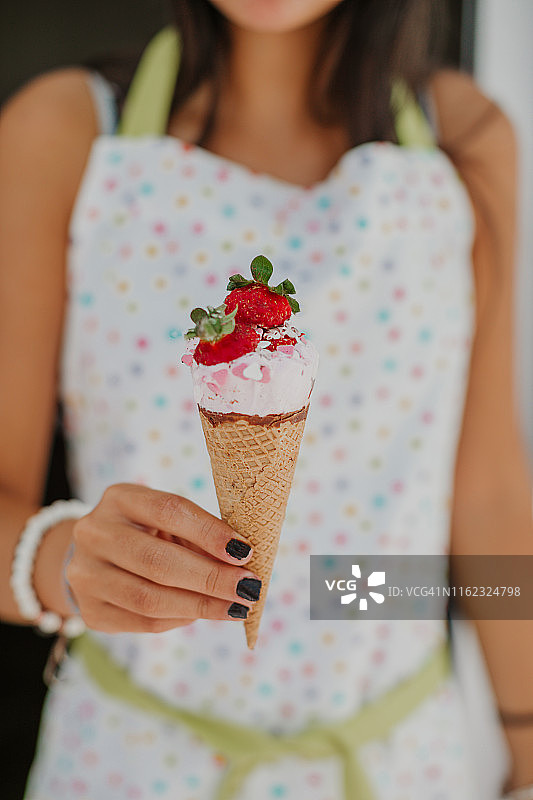 女性手拿草莓手工冰淇淋图片素材