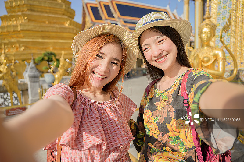 亚洲女人在曼谷玉佛寺自拍图片素材