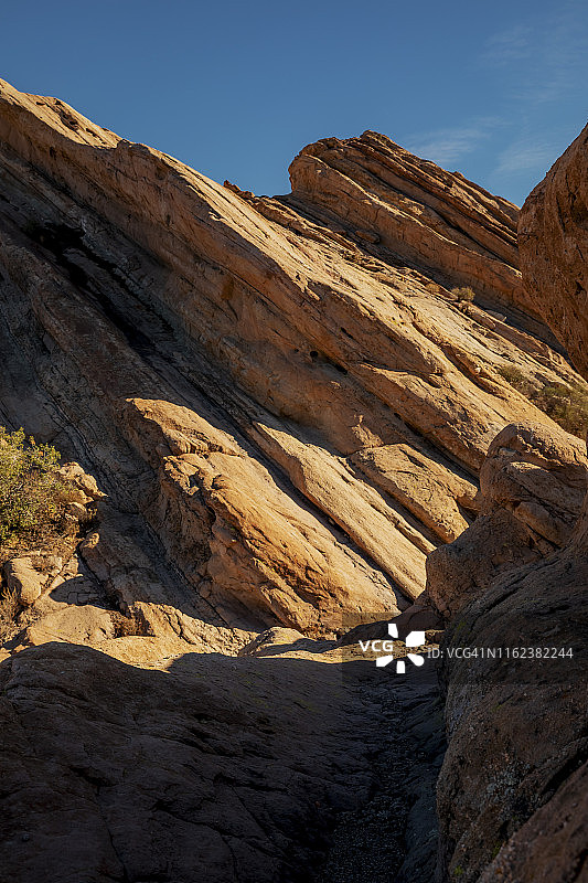 构造板块上的壮观岩层图片素材
