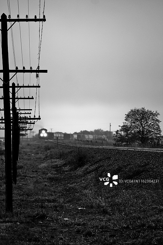 远处驶来的货运火车图片素材