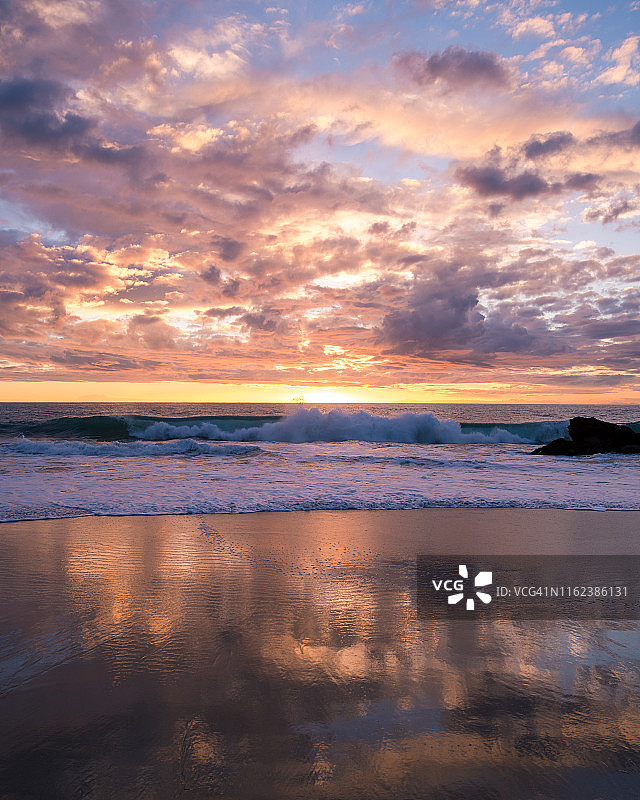海浪拍岸图片素材