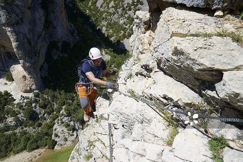 在瓜拉山脉马斯昆峡谷攀登铁索攀岩路线图片素材