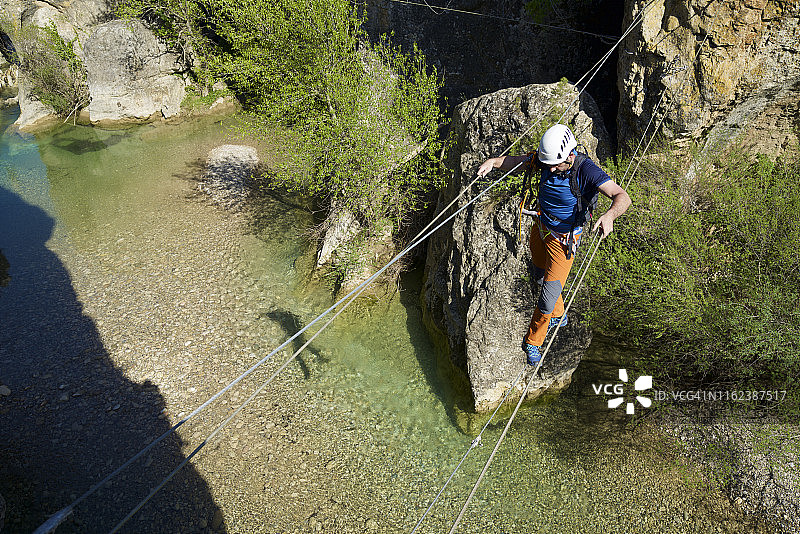 在瓜拉山脉的比尔赫穿越悬索桥图片素材