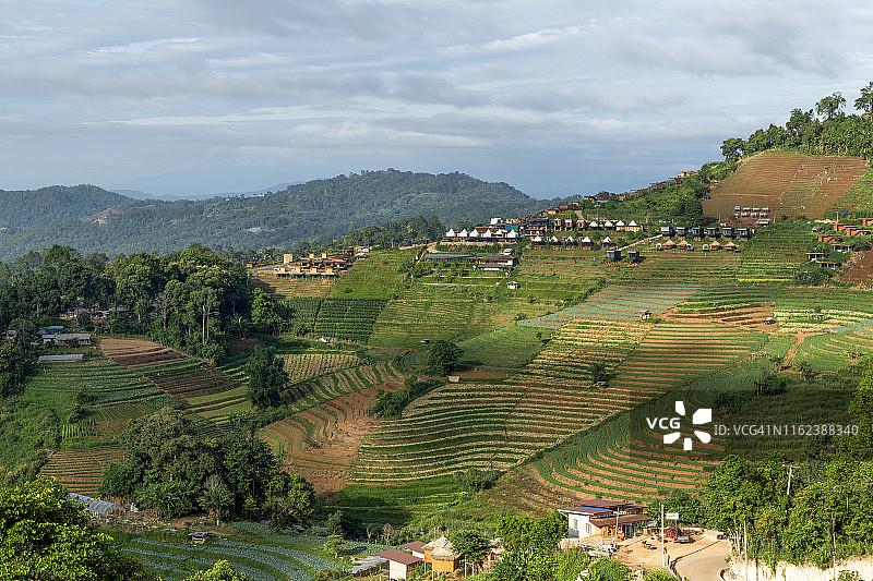 清迈府 Mon Chaem 郁郁葱葱的绿色山脉和美丽的稻田高角度景观图片素材