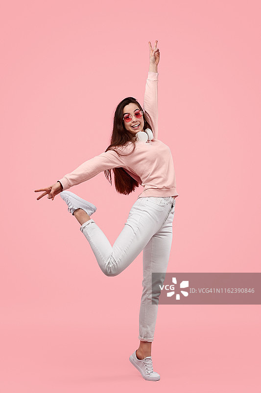 青少年舞者做出V字手势并看着镜头图片素材