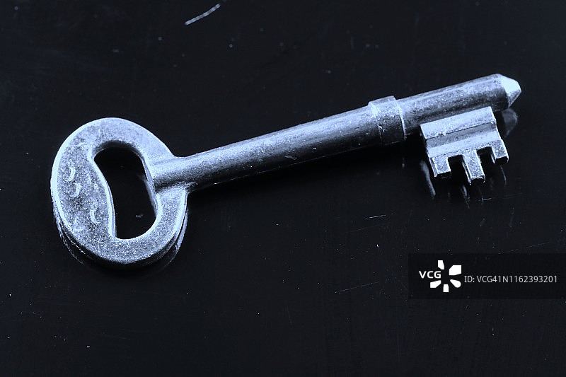 黑色背景上的骷髅钥匙图片素材