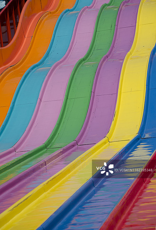 彩色嘉年华滑梯图片素材