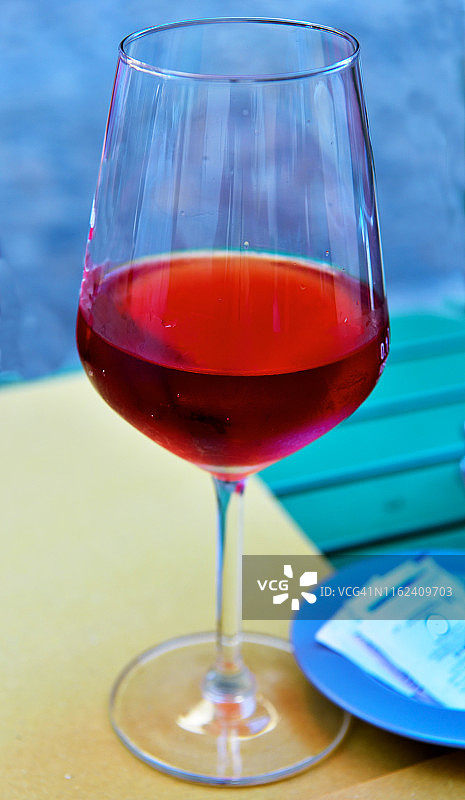卡拉布里亚红葡萄酒玻璃杯图片素材