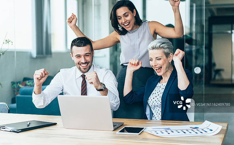 三个兴奋的商人图片素材