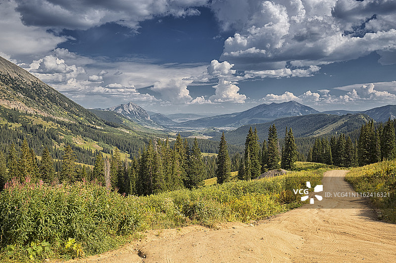科罗拉多州高山乡村公路图片素材
