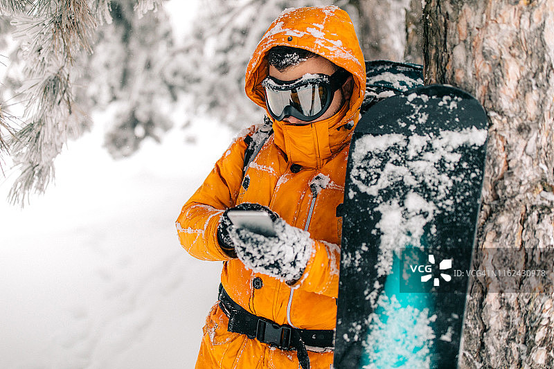 男人在搜索手机信号图片素材