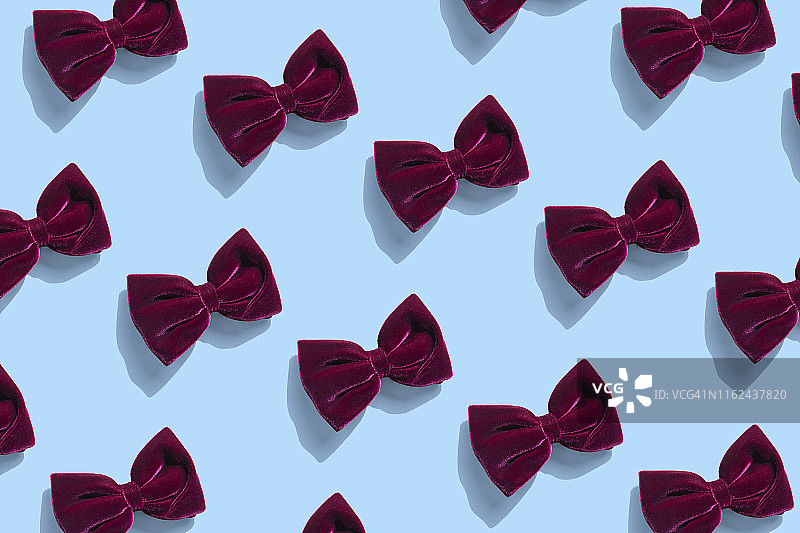 蓝色背景上的领结重复图案图片素材