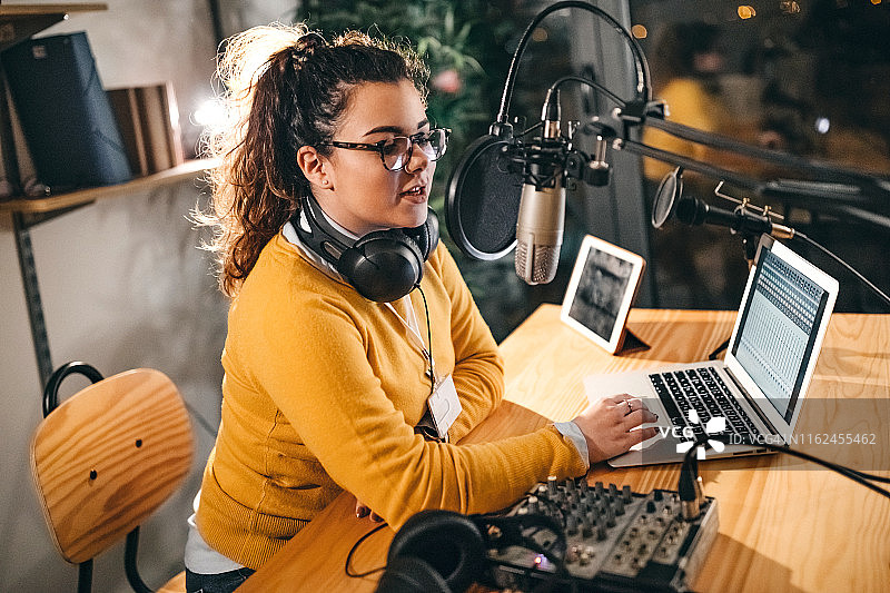 多告诉我一些关于你自己的事图片素材