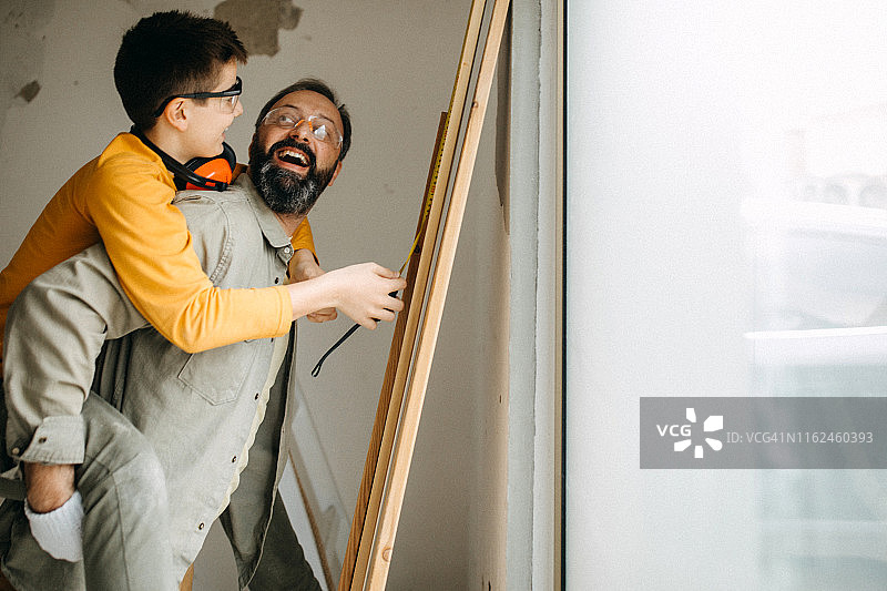 在我们装修的新公寓里度过的有趣一天图片素材