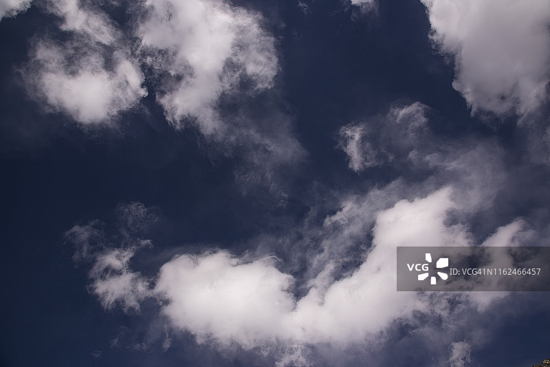 珠穆朗玛峰大本营徒步之旅的晴朗云景，尼泊尔图片素材