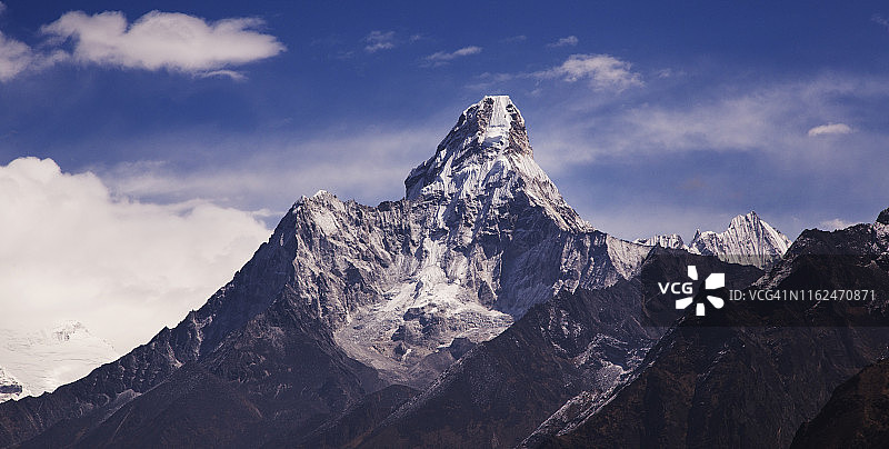 从珠穆朗玛峰观景台看阿玛达布朗峰，尼泊尔珠峰大本营徒步图片素材