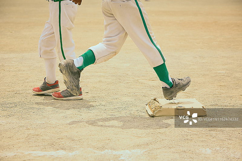 孩子们在球场上奔跑的棒球运动员图片素材