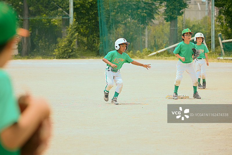 男孩（8-9岁）棒球运动员滑向二垒图片素材