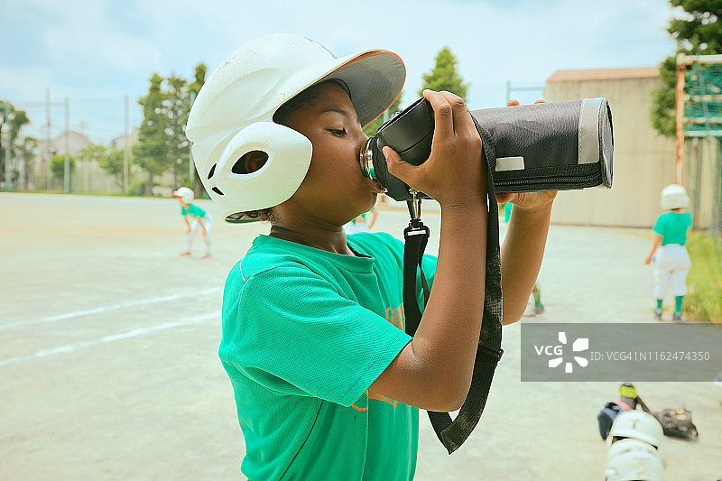 6-7岁棒球男孩饮水图片素材