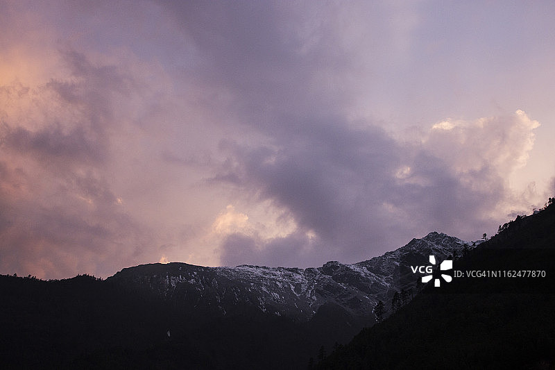 喜马拉雅山峰的日出云景，珠穆朗玛峰大本营，尼泊尔图片素材