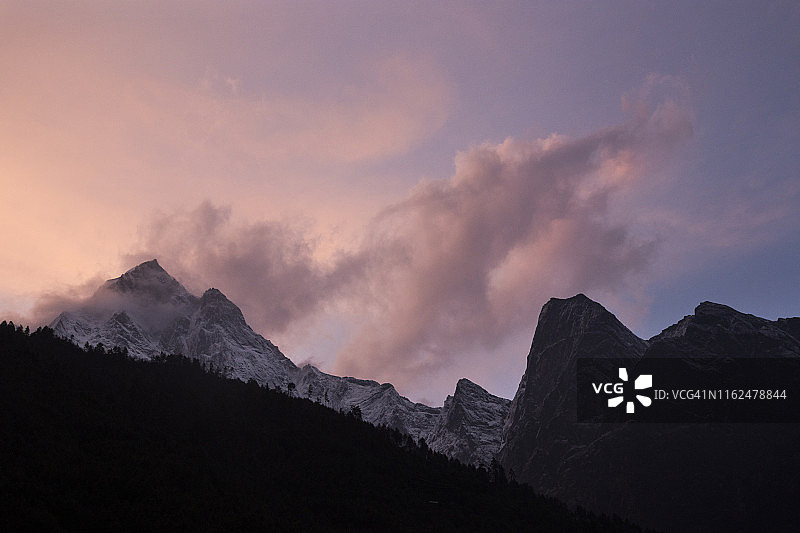喜马拉雅山峰的日出云景，珠穆朗玛峰大本营，尼泊尔图片素材