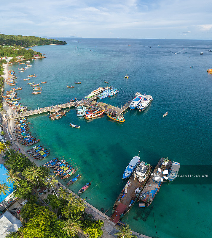 皮皮岛鸟瞰图：拥有美丽沙滩和清澈的海水图片素材