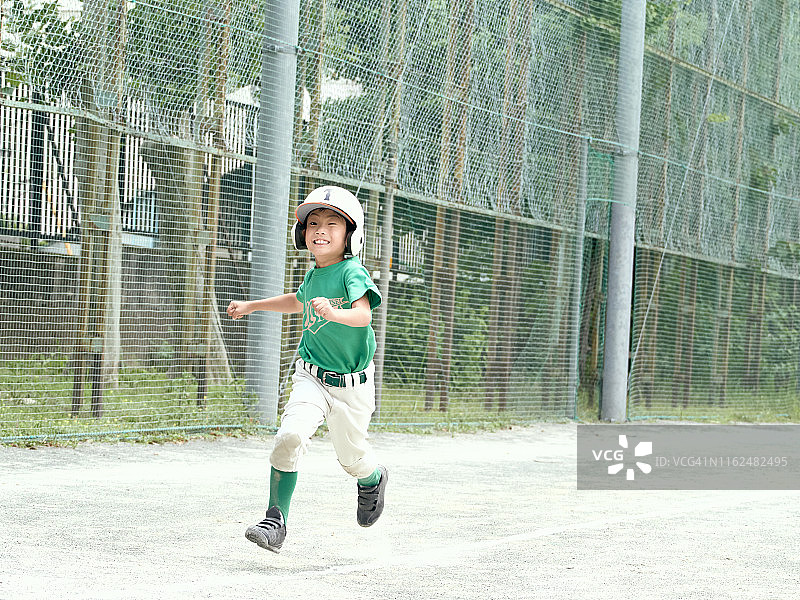棒球比赛中全力奔向本垒的男孩图片素材