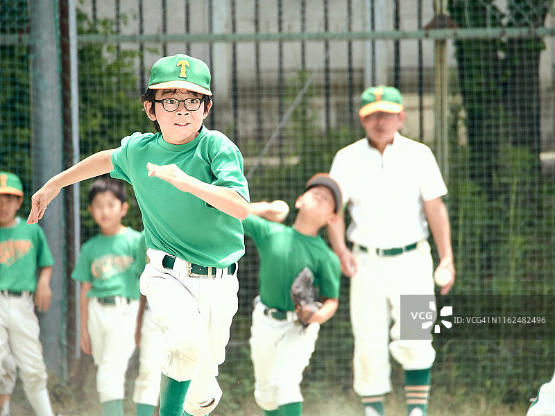 棒球比赛中，男孩奋力奔向一垒图片素材