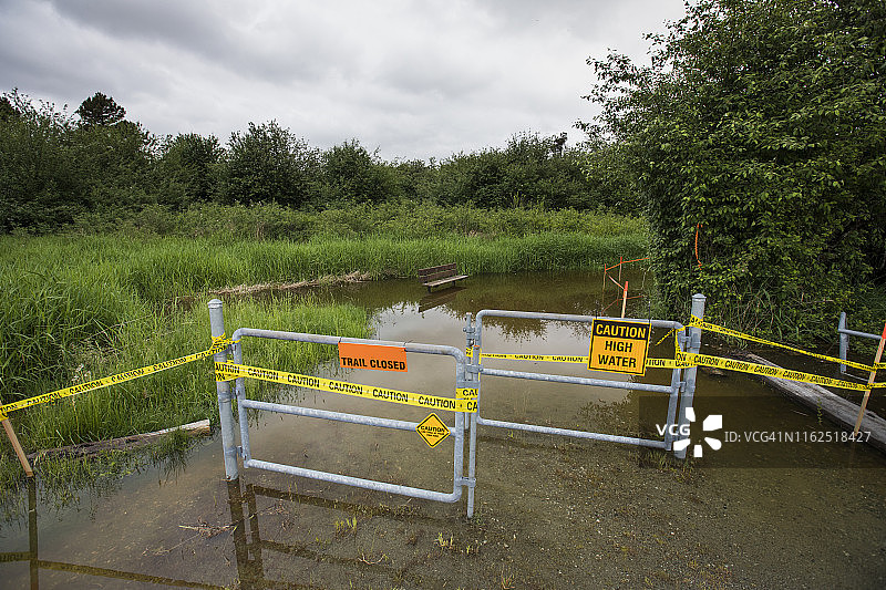 加拿大弗雷泽河附近被淹小径图片素材