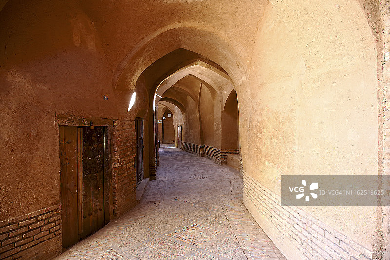 伊朗亚兹德市的传统粘土拱门台阶图片素材
