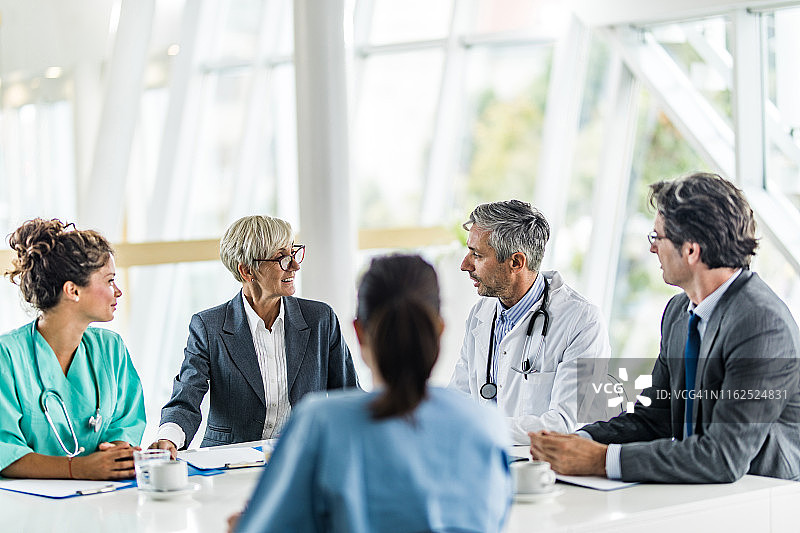 医生和商人在诊所办公室开会图片素材